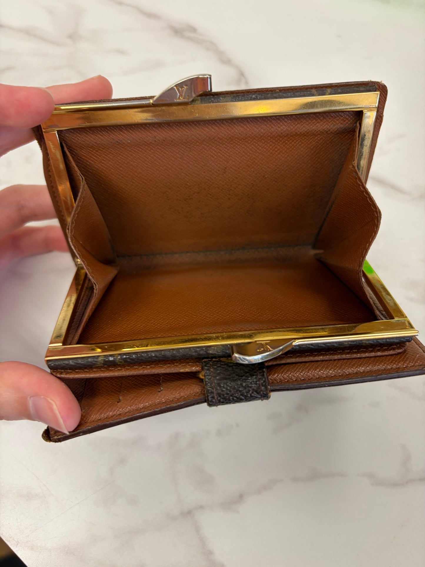 Louis Vuitton Kiss Lock Wallet MI0987 As Is