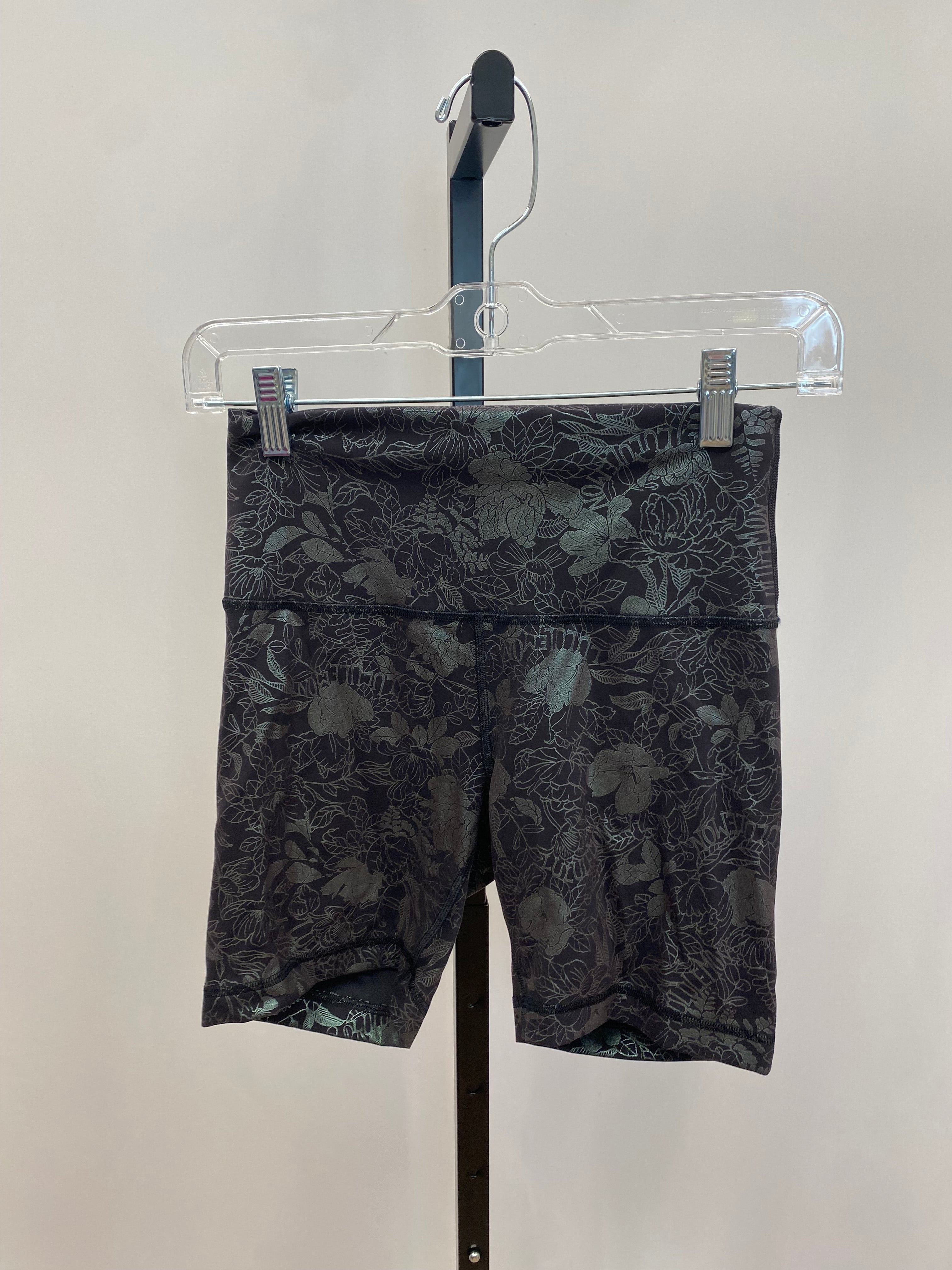 Lululemon black patterned biker shorts size 6