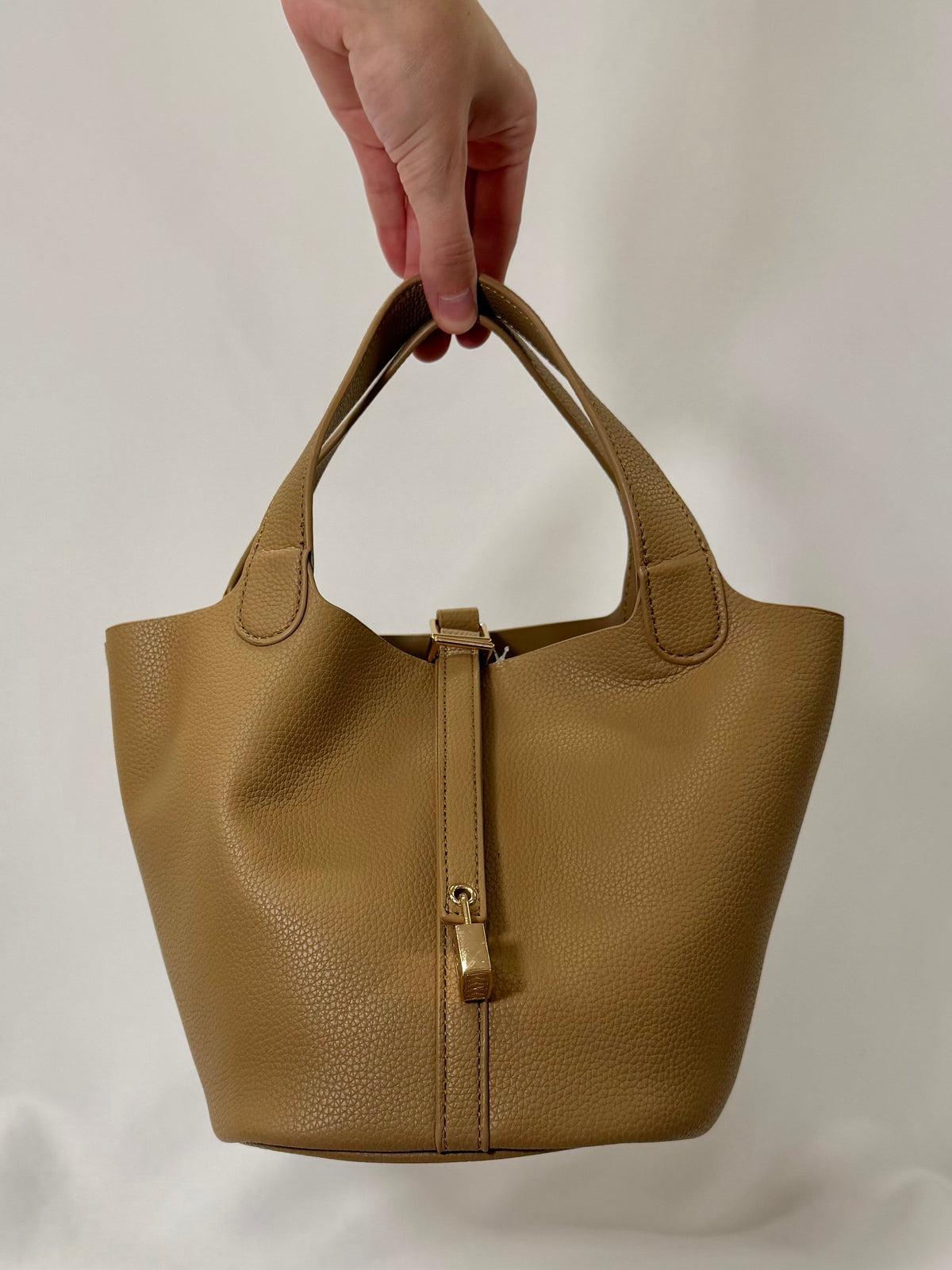 Valentino Orlandi Tan Bucket Handbag-10/10 Condition