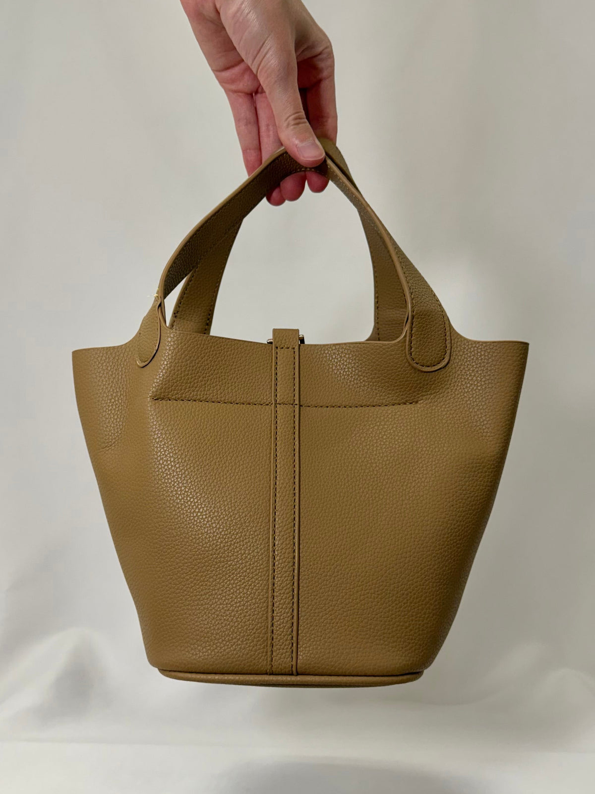 Valentino Orlandi Tan Bucket Handbag-10/10 Condition