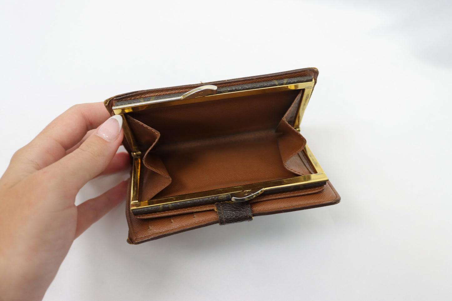 LV Kiss Lock Wallet MI0987